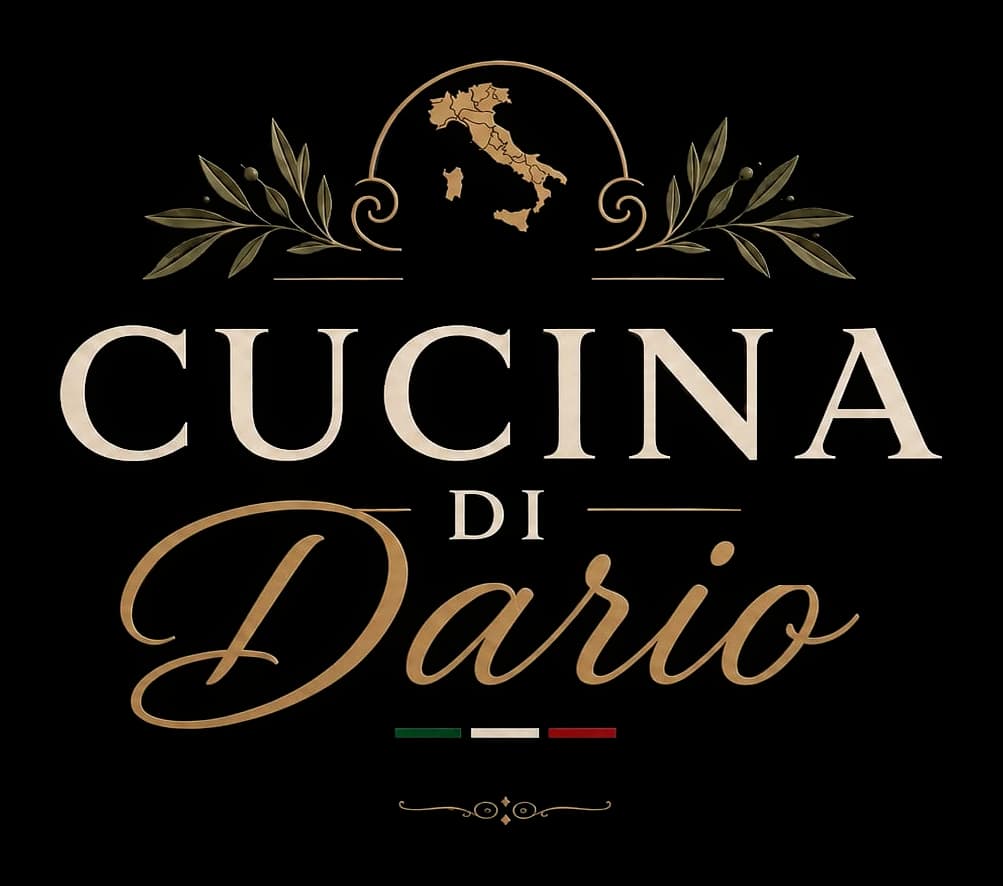 Logo der Cucina di Dario: Schriftzug in Creme und Gold mit Olivenzweigen, Italien-Silhouette und Trikolore