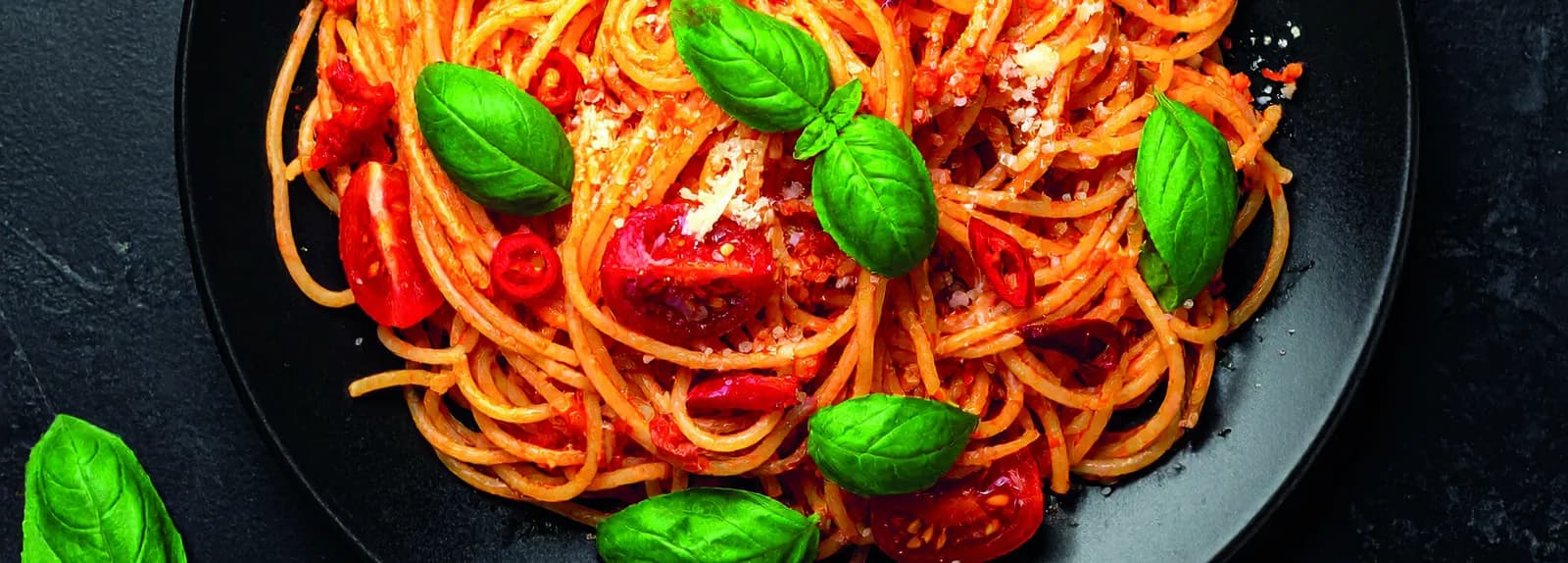 Spaghetti mit Tomatensauce, Kirschtomaten und Basilikum