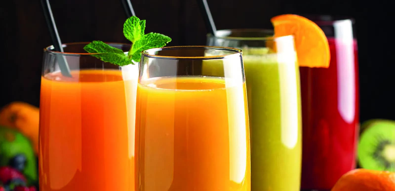 Gläser mit Orangensaft, Apfelsaft und rotem Fruchtsaft