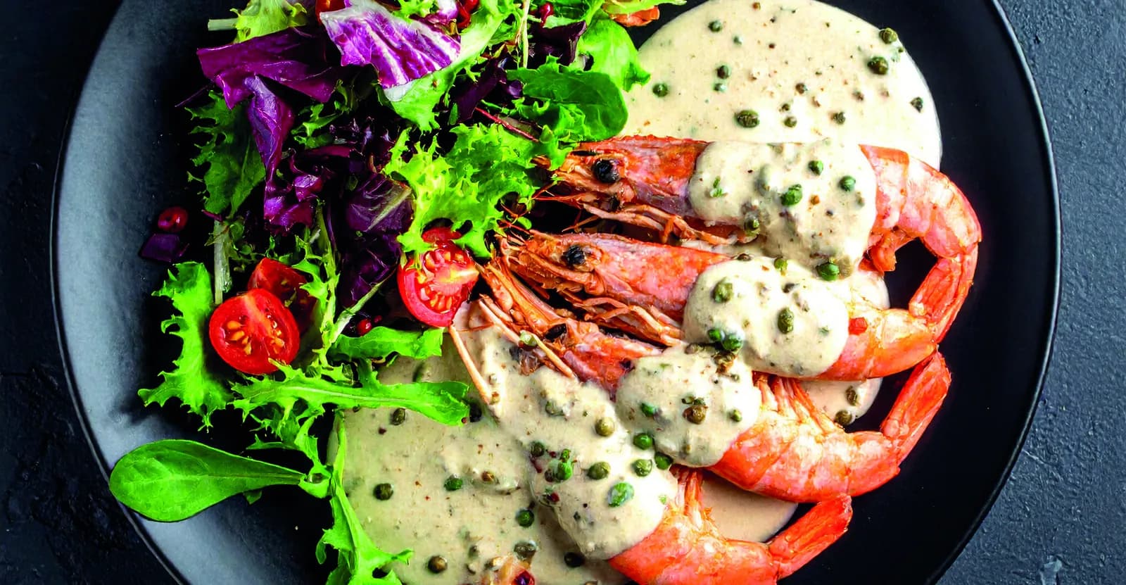 Großgarnelen in Pfeffer-Sahnesauce mit Kapern und gemischtem Salat